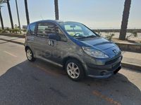 Usado Peugeot 1007 75 CV (55 kW) 2005 Gris / plata Monovolumen