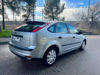 Usado Ford Focus Trend 100 CV (73 kW) 2005 Gris / plata Berlina