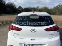 Usado Hyundai i20 75 CV (55 kW) 2015 Blanco Berlina
