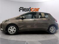 Usado Toyota Yaris Hybrid Active 100 CV (73 kW) 2022 Marrón Berlina