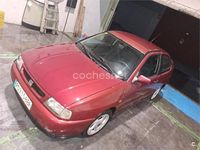 Usado Seat Cordoba 90 CV (66 kW) 1998 Granate Berlina