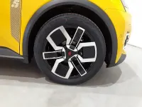 Begagnad Renault R5 Techno 88 kW (120 HK) 2025 Gul Halvkombi