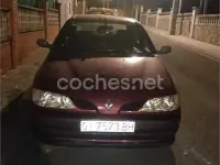 Usado Renault Mégane 75 CV (55 kW) 1998 Granate Berlina