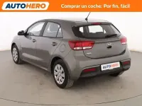 Usado Kia Rio 85 CV (62 kW) 2020 Gris Berlina