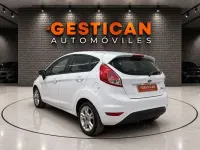 Usado Ford Fiesta Trend 82 CV (60 kW) 2015 Blanco Utilitario