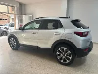 Usado Kia Stonic Style 100 CV (73 kW) 2025 Gris / plata SUV