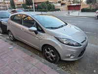 Usado Ford Fiesta Trend 70 CV (51 kW) 2012 Gris / plata Utilitario