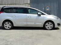 Usado Peugeot 5008 Allure 150 CV (110 kW) 2014 Gris / plata Monovolumen