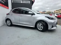 Usado Toyota Yaris 125 CV (91 kW) 2022 Gris / plata Utilitario