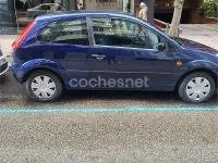 Usado Ford Fiesta 80 CV (58 kW) 2005 Azul Utilitario