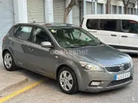 Usado Kia Ceed 90 CV (66 kW) 2010 Gris / plata Utilitario