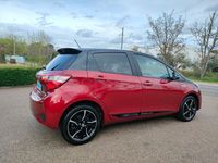 Usado Toyota Yaris Hybrid Edition 100 CV (73 kW) 2017 Rojo Berlina