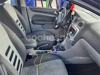 Usado Ford Focus Trend 100 CV (73 kW) 2009 Gris / plata Berlina