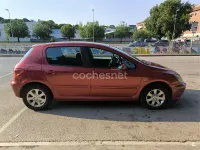 Usado Peugeot 307 110 CV (80 kW) 2004 Rojo Berlina