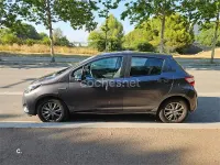 Usado Toyota Yaris Hybrid Active 100 CV (73 kW) 2017 Gris / plata Berlina