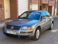 Usado VW Passat Highline 130 CV (95 kW) 2004 Gris / plata Berlina
