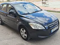 Usado Kia Ceed 109 CV (80 kW) 2008 Negro Utilitario