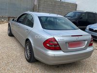 Usado Mercedes E220 Elegance 143 CV (105 kW) 2002 Gris / plata Berlina