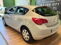 Usado Opel Astra Essentia 95 CV (69 kW) 2011 Gris / plata Berlina