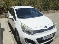 Usado Kia Rio 85 CV (62 kW) 2013 Blanco Berlina