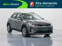 Usado Kia Stonic 120 CV (88 kW) 2023 Gris / plata SUV
