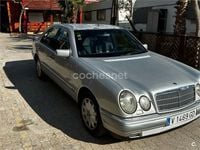 Usado Mercedes E300 Elegance 177 CV (130 kW) 1998 Gris / plata Berlina