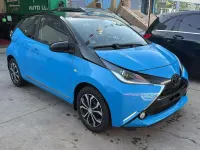 Usado Toyota Aygo 70 CV (51 kW) 2016 Azul Utilitario
