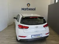 Usado Hyundai i30 110 CV (80 kW) 2021 Blanco Berlina