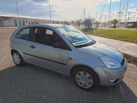 Usado Ford Fiesta Ambiente 68 CV (50 kW) 2002 Gris Utilitario