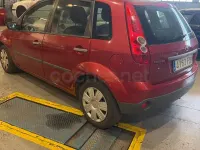 Usado Ford Fiesta Ambiente 70 CV (51 kW) 2008 Granate Utilitario