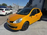 Usado Renault Clio II 85 CV (62 kW) 2009 Amarillo Berlina
