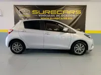 Usado Toyota Yaris Active 111 CV (81 kW) 2020 Gris / plata Berlina