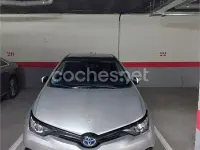 Usado Toyota Auris Hybrid Edition 136 CV (100 kW) 2018 Gris / plata Berlina