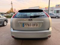 Usado Ford Focus Trend 100 CV (73 kW) 2006 Gris / plata Berlina