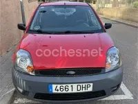 Usado Ford Fiesta 80 CV (58 kW) 2005 Rojo Utilitario