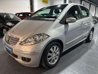 Usado Mercedes A180 Exclusive 109 CV (80 kW) 2010 Gris / plata Monovolumen
