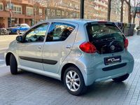Usado Toyota Aygo 68 CV (50 kW) 2007 Gris / plata Utilitario