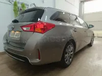 Usado Toyota Auris Hybrid Advance 136 CV (100 kW) 2013 Marrón Familiar
