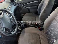 Usado Ford Focus Ghia 100 CV (73 kW) 1999 Gris / plata Berlina