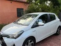 Usado Toyota Yaris Hybrid Active 100 CV (73 kW) 2015 Blanco Berlina