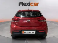 Usado Kia Rio 84 CV (61 kW) 2018 Rojo Berlina