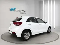 Usado Kia Rio 84 CV (61 kW) 2022 Blanco Utilitario