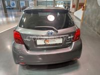 Usado Toyota Yaris Hybrid Active 100 CV (73 kW) 2017 Gris / plata Berlina