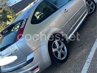 Usado Ford Focus Trend 115 CV (84 kW) 2007 Gris / plata Berlina