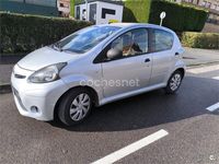 Usado Toyota Aygo Live 68 CV (50 kW) 2013 Gris / plata Utilitario