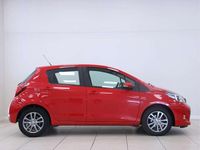 Usado Toyota Yaris Active 69 CV (50 kW) 2016 Rojo Utilitario