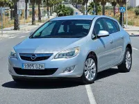 Usado Opel Astra Cosmo 110 CV (80 kW) 2011 Gris / plata Berlina