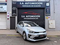 Usado Kia Rio 84 CV (61 kW) 2023 Gris / plata Berlina