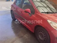 Usado Peugeot 207 70 CV (51 kW) 2007 Rojo Berlina
