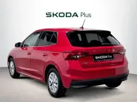 Usado Skoda Fabia Selection 95 CV (69 kW) 2025 Rojo Utilitario